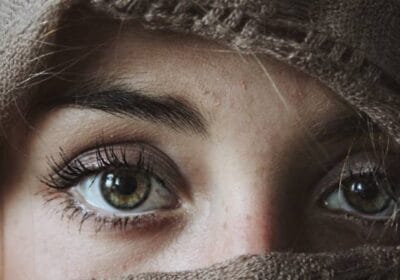 How to describe looking at someone in writing